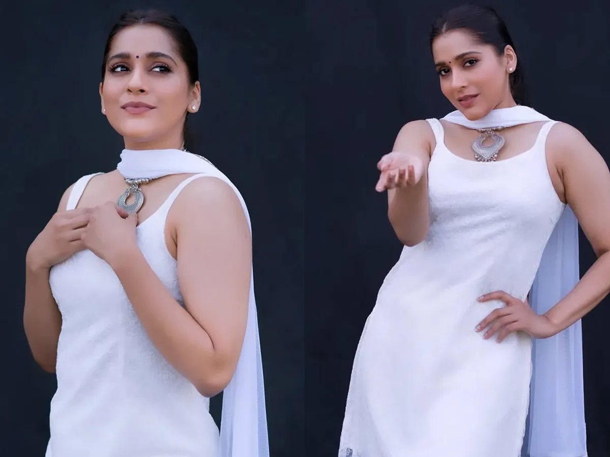 వైట్‌ డ్రెస్‌లో టాలీవుడ్ యాంకర్ రష్మీ గౌతమ్ అందాలు (ఫోటోలు)