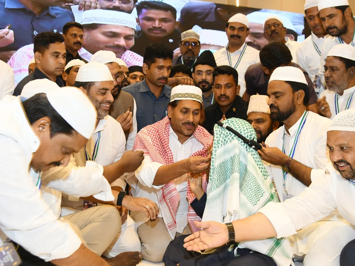 ఇఫ్తార్‌ విందు.. ప్రత్యేక ప్రార్థనల్లో వైఎస్‌ జగన్‌ (ఫొటోలు)