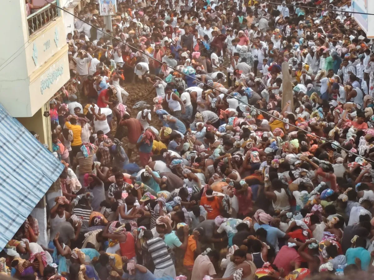 వేలాది భక్తుల మధ్య కైరుప్పల పిడకల సంబరం (ఫొటోలు)