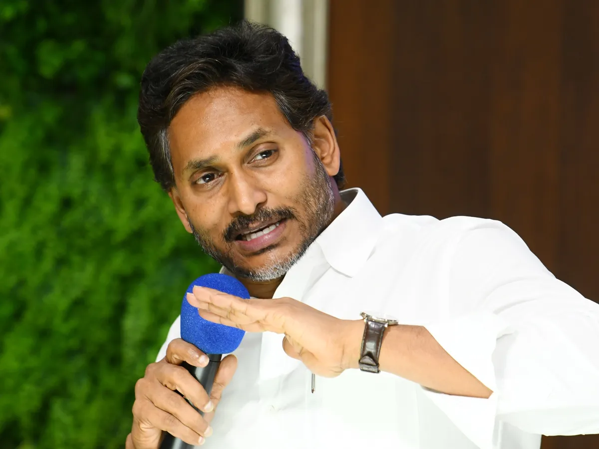 ఇదేం బిల్డప్‌ చంద్రబాబూ.. క్రెడిట్ చోరీ ఆగదా?: వైఎస్‌ జగన్‌ (ఫోటోలు)