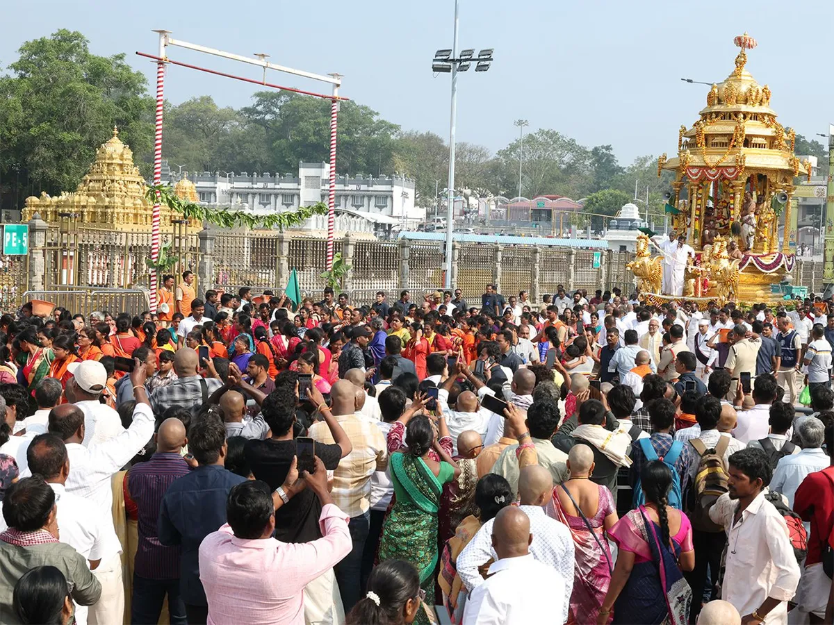 తిరుపతి : స్వర్ణరథంపై శ్రీ భూ సమేత శ్రీ మలయప్పస్వామి కటాక్షం (ఫొటోలు)	