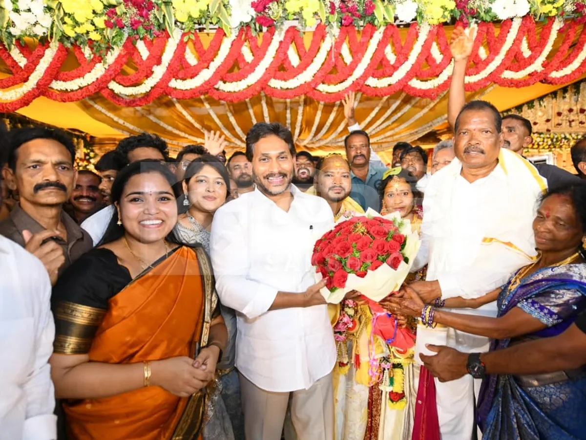 వైఎస్‌ జగన్‌ ఉమ్మడి విశాఖ జిల్లా పర్యటన (ఫొటోలు)