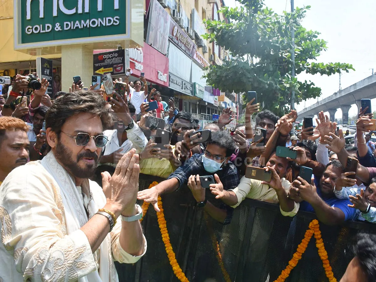 కూకట్‌పల్లిలో హీరో విక్టరీ వెంకటేష్ సందడి (ఫొటోలు)