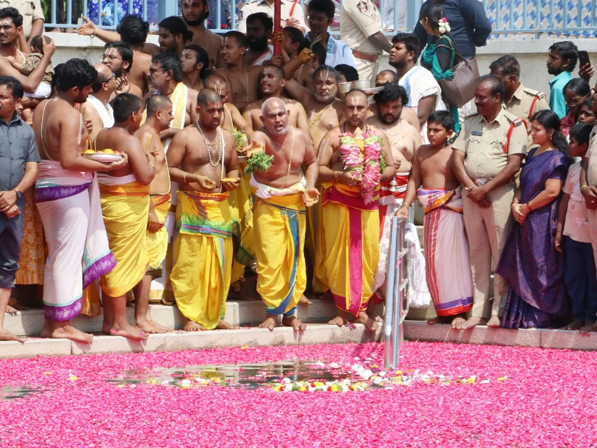 వైభవంగా ఒంటిమిట్ట శ్రీ కోదండరాముడి చక్రస్నానం (ఫోటోలు)