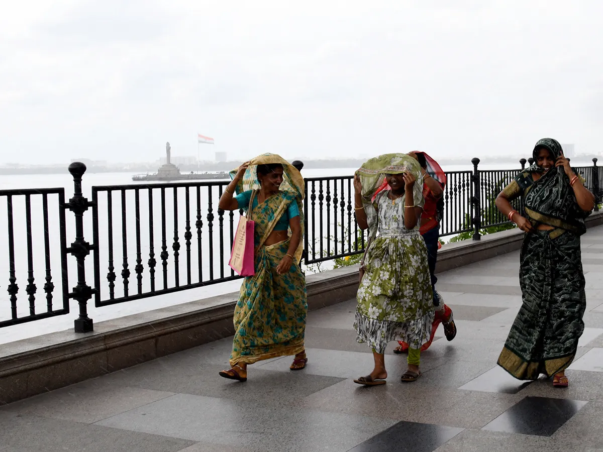 హైదరాబాద్ : మాయజేసినట్టే.. వాన కొట్టే.. (ఫొటోలు)