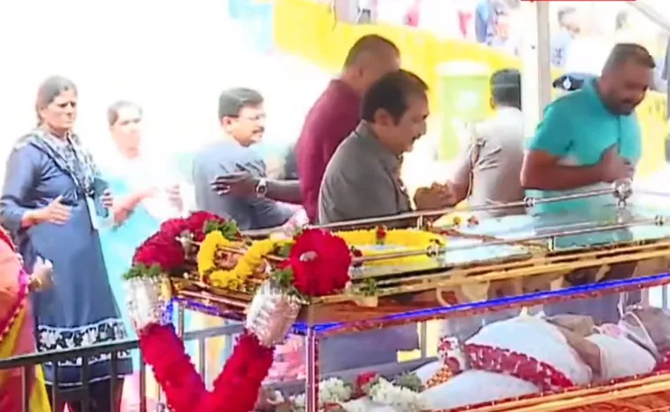 లెజెండరీ సింగర్ జానకి భౌతికకాయానికి సినీ, రాజకీయ ప్రముఖులు నివాళి (ఫోటోలు)
