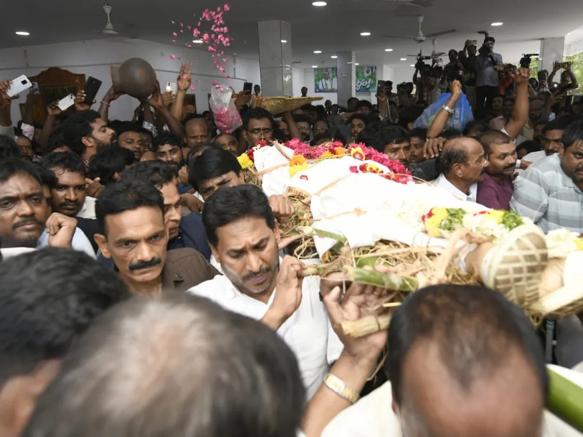 ముద్రగడకు కన్నీటి వీడ్కోలు.. పాడె మోసిన వైఎస్‌ జగన్‌ (ఫొటోలు)