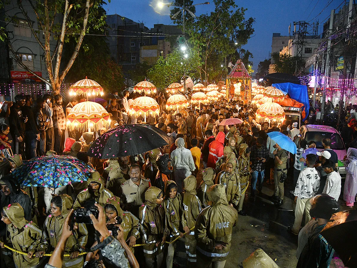హైదరాబాద్ : అత్యంత వైభవంగా బల్కంపేట ఎల్లమ్మ రథోత్సవం (ఫొటోలు)