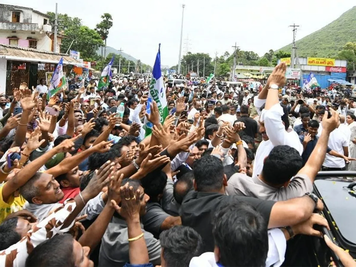 వైఎస్‌ జగన్‌ రాకతో ఉత్తరాంధ్ర జనసంద్రం (ఫొటోలు)