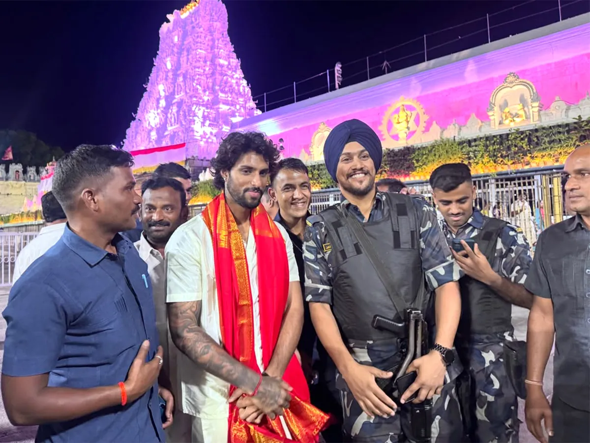 తిరుమల శ్రీవారిని దర్శించుకున్న క్రికెటర్ తిలక్ వర్మ (ఫొటోలు)