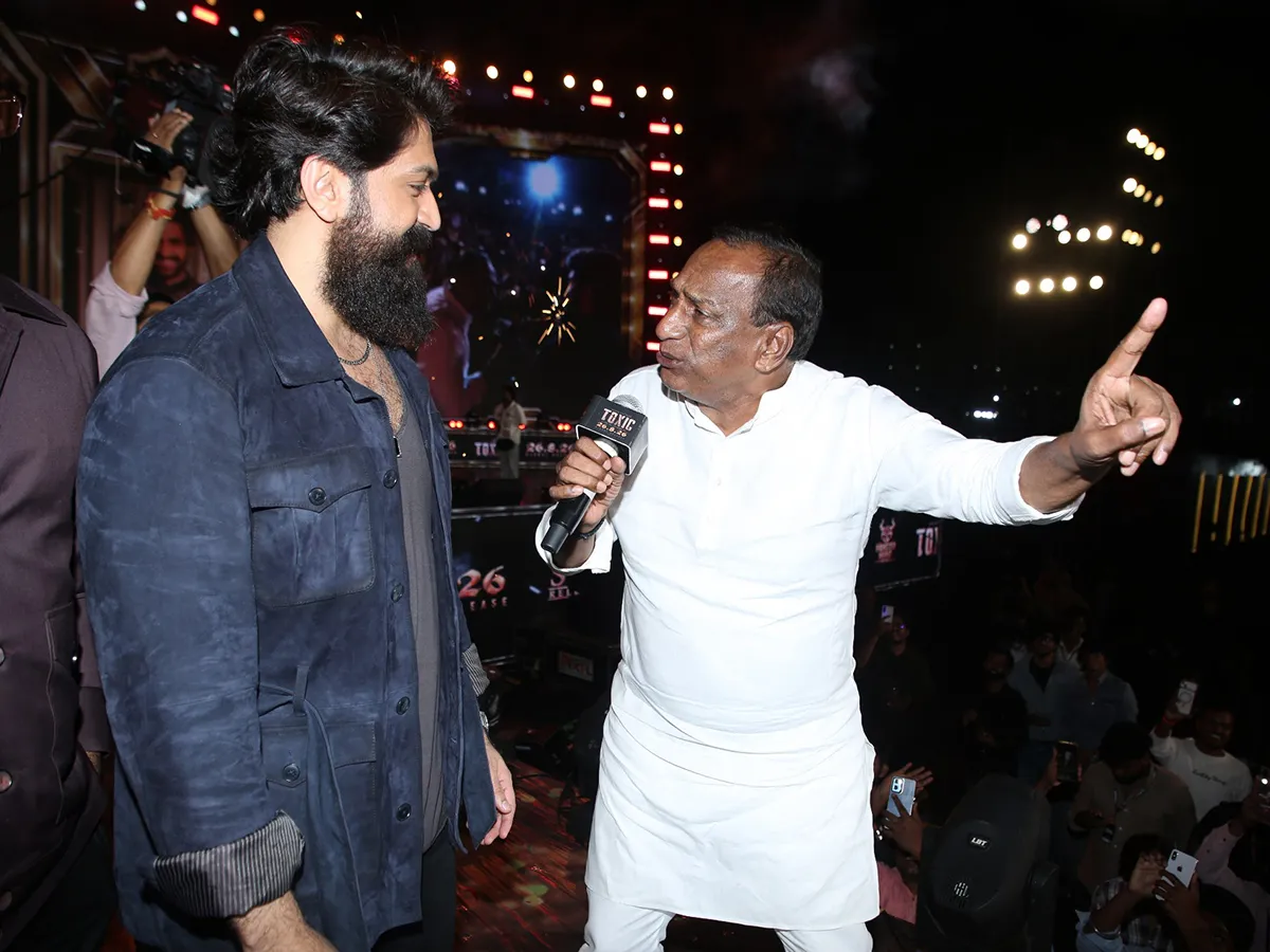 టాక్సిక్ మూవీ ప్రీ రిలీజ్ ఈవెంట్‌.. ఫోటోలు