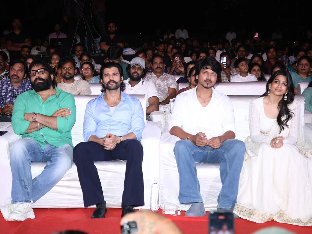 ‘రోమాంచకం’ సినిమా ప్రీ రిలీజ్‌ ఈవెంట్‌...ముఖ్య అతిథిగా విజయ్‌ దేవరకొండ (ఫొటోలు)
