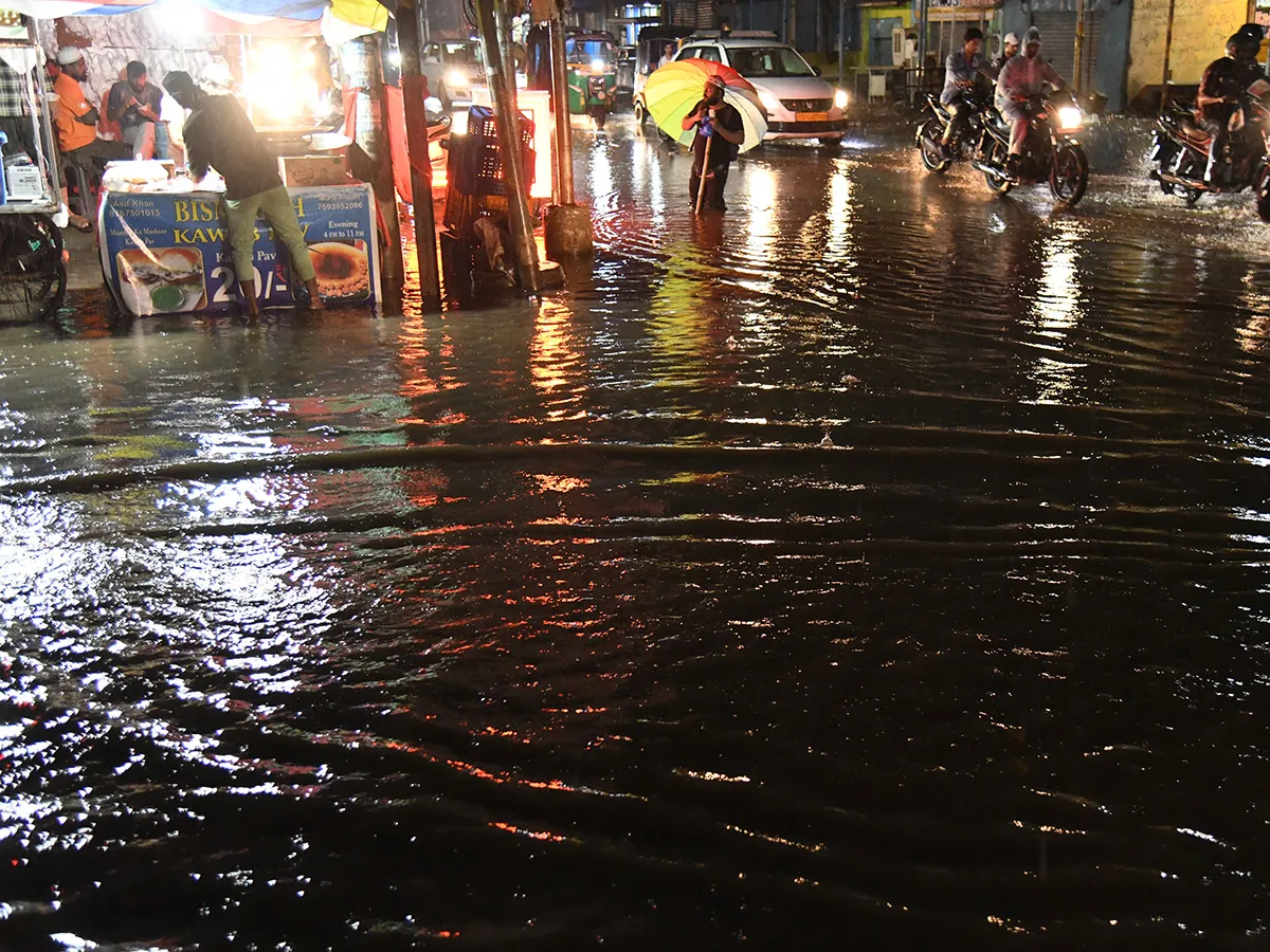 హైదరాబాద్‌లో పలుచోట్ల  కుండపోత వాన (ఫొటోలు)