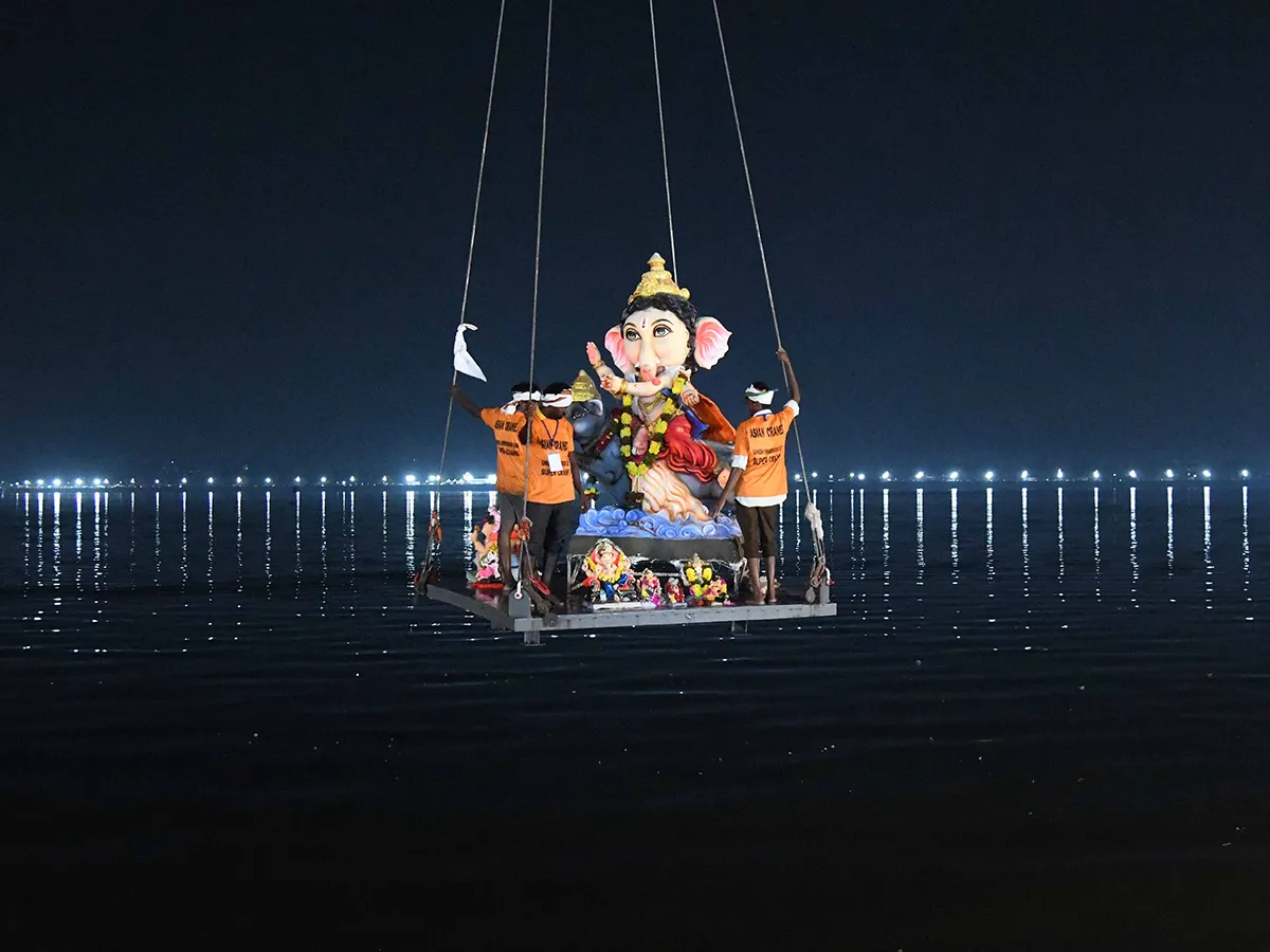 హైదరాబాద్‌ : ట్యాంక్ బండ్ పై నిమజ్జనం సందడి (ఫొటోలు)