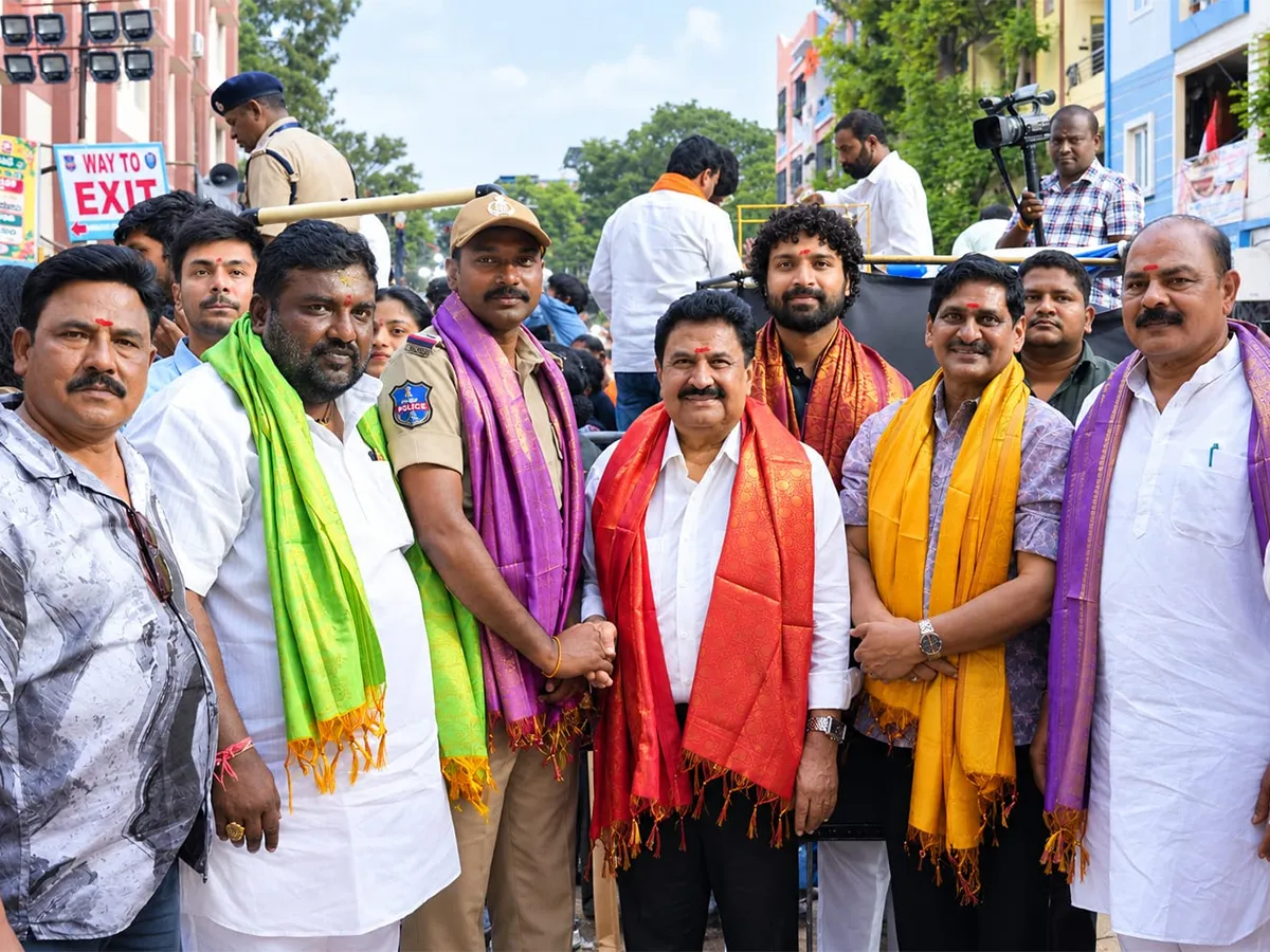 ఖైరతాబాద్‌ మహా గణపతిని దర్శించుకున్న వేదవ్యాస్‌ సినిమా టీమ్‌ (ఫొటోలు)