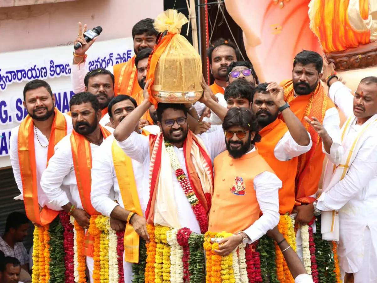 బాలాపూర్‌ లడ్డుకు రికార్డు ధర.. వేలంలో భక్తుల సందడి (ఫొటోలు)