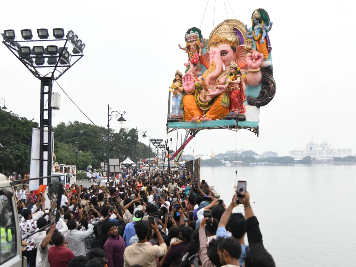 హైదరాబాద్ : ఇంకా కొనసాగుతున్న గణేష్ నిమజ్జనాలు.. ట్యాంక్ బండ్ వద్ద భారీ క్యూ...(ఫొటోలు)
