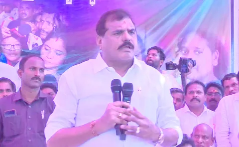 YSRCP Leaders Given 5 Lacs To Victims At Kurupam